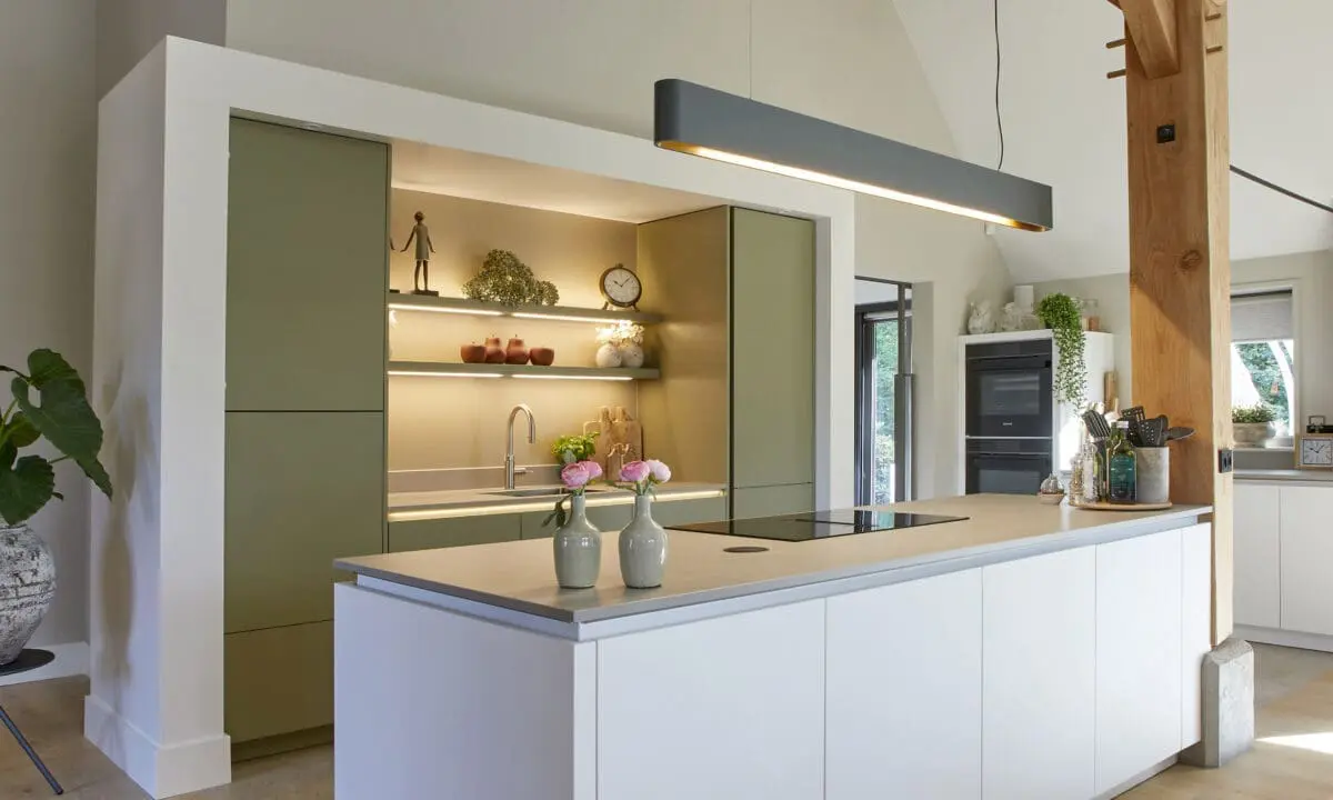 Eilandkeuken hout en groen